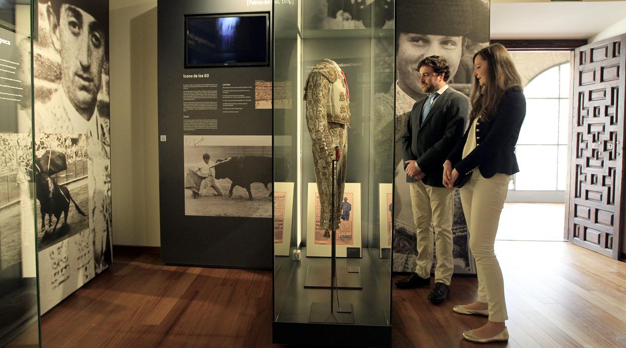 Dos visitantes en el Museo Taurino de Córdoba