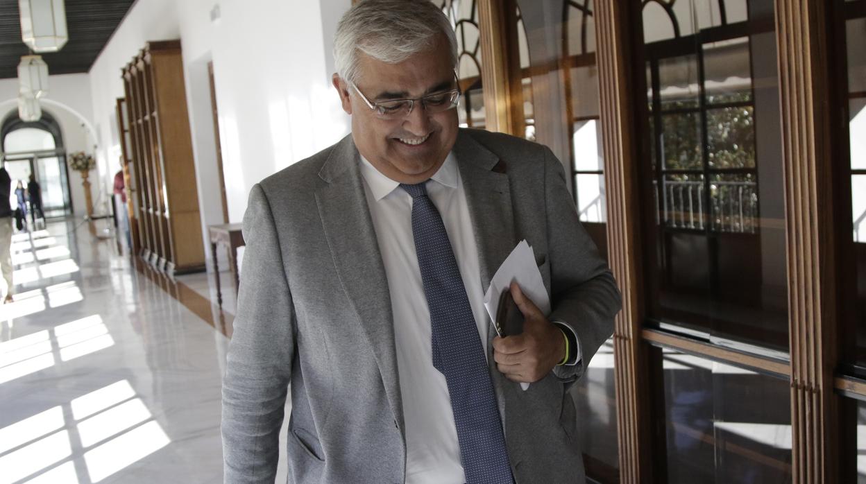 Antonio Ramírez de Arellano abandonando la comisión de la Faffe, en el Parlamento de Andalucía