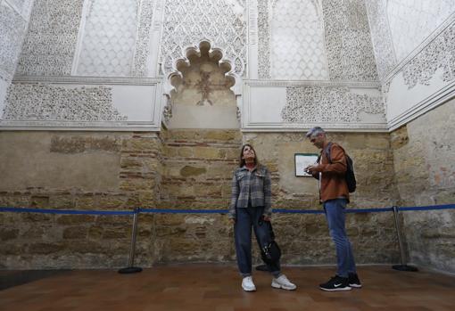 Dos visitantes en la Sinagoga de Córdoba