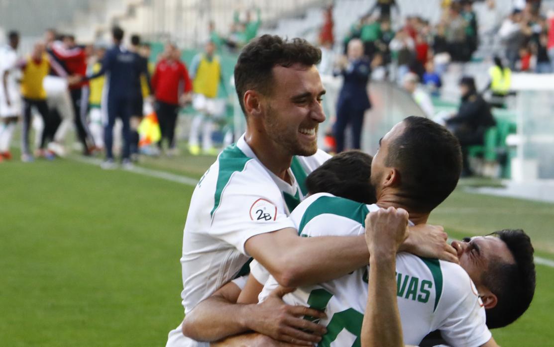 Los jugadores del Córdoba celebran el gol de Navarro