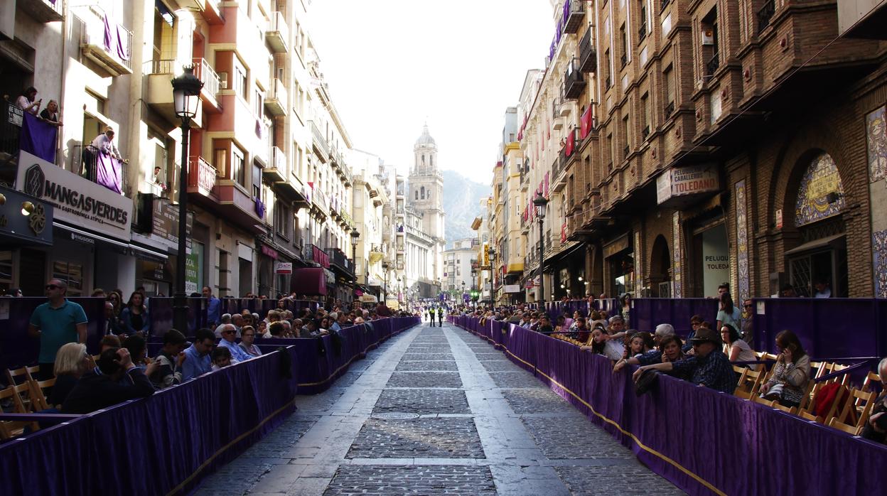 Calle Bernabé Soriano, núcleo del itinerario oficial programado por la Agrupación de Cofradías de Semana Santa