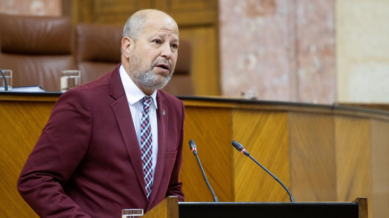 El consejero de Educación, Javier Imbroda, en el Parlamento