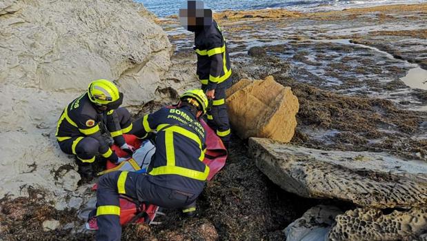 Rescatan en Algeciras a un hombre inmovilizado durante horas tras una caída en una zona rocosa