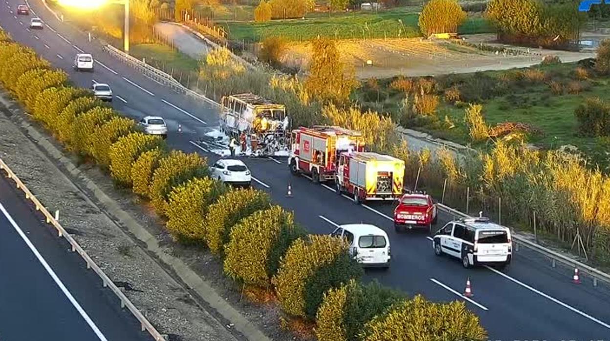 El incendio de un autobús de pasajeros provoca el corte de la autovía A-49