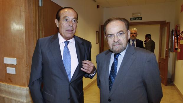 Antonio Burgos y Curro Romero reciben el título de Hijo Predilecto de Andalucía