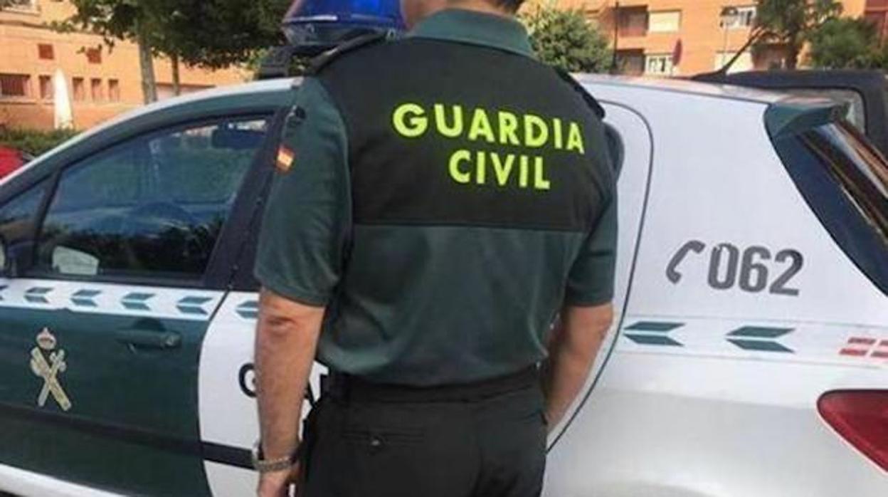 Un agente de la Guardia Civil