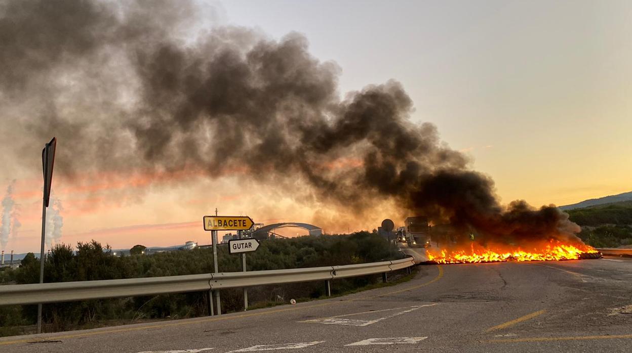 Neumáticos en llamas en una de las carrteras de Jaén