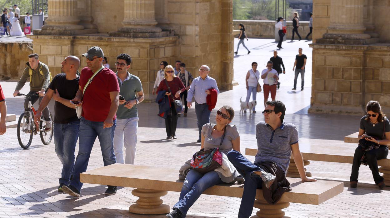 Turistas paseando por la Puerta del Puente