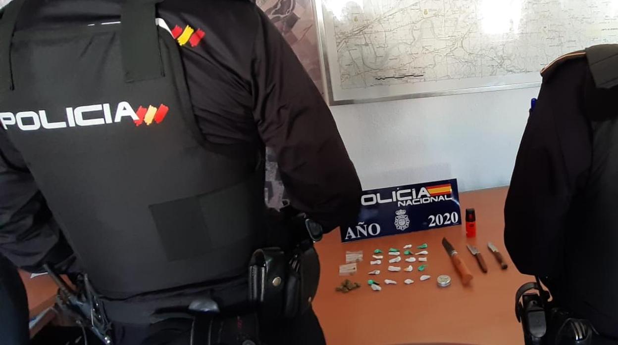 Agentes con el material incautado