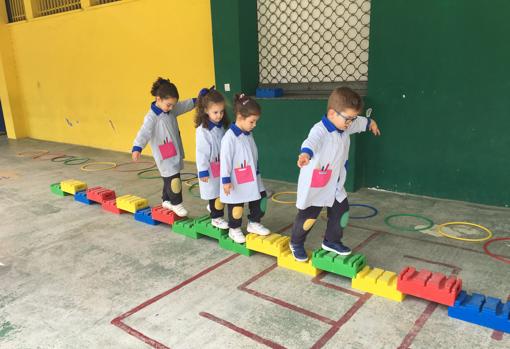 Alumnos de Infantil en el circuito de psicomotricidad