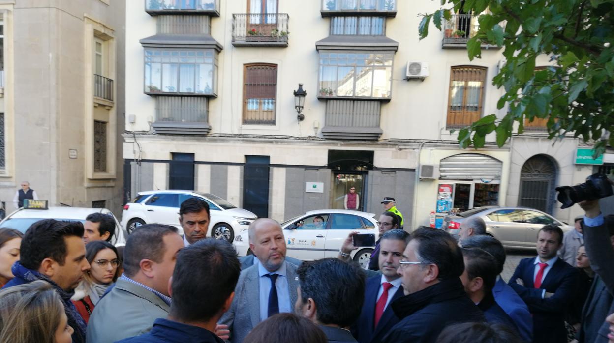 El consejero de Educación, Javier Imbroda, abordado por alcaldes del PSOE durante una visita a Jaén