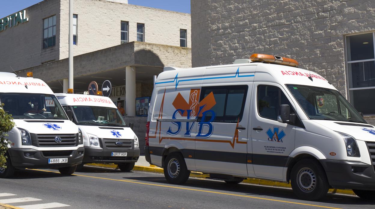 Ambulancias en un centro hospitalario de Huelva