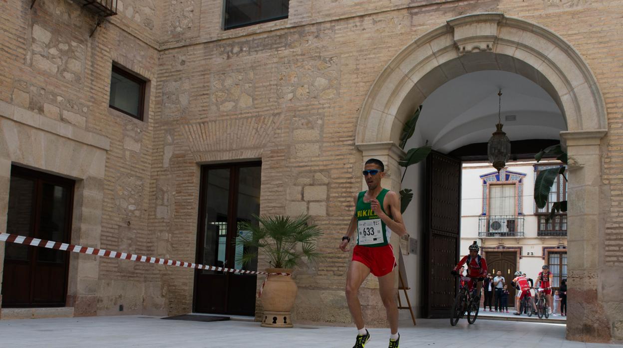 Un atleta transita por el casco histórico en una edición anterior