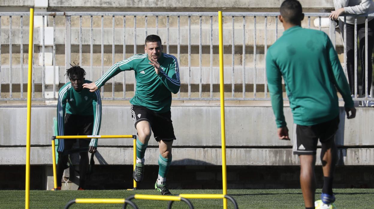Xavi Molina trota para saltar varios obstáculos en la Ciudad Deportiva del Córdoba CF