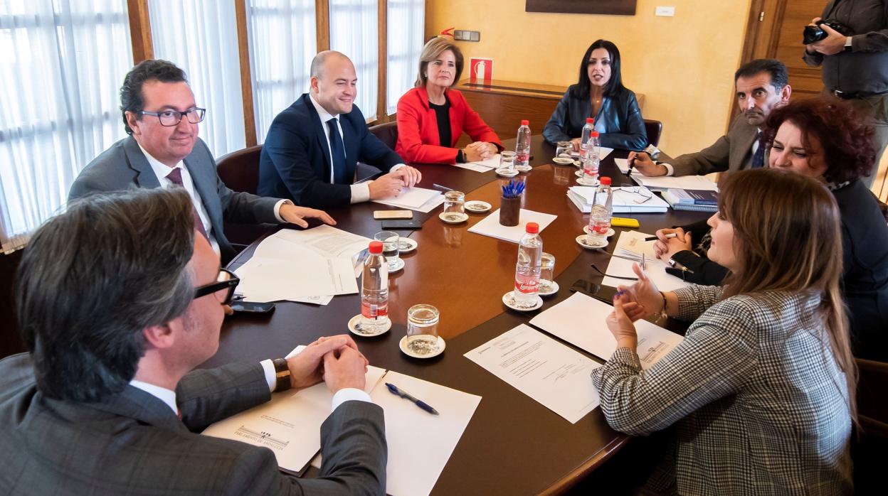 Reunión de la Mesa del Parlamento de Andalucía, órgano rector de la Cámara presidido por Marta Bosquet