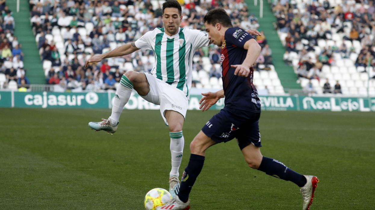 Carlos Valverde presiona a un rival del Yeclano