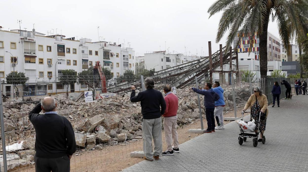 Vecinos del distrito Sur observan la demolición del Pabellón de la Juventud