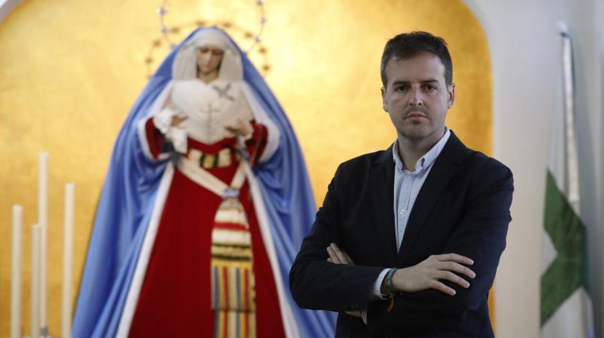 Rafael Quesada ante la Virgen de la O vestida de hebrea