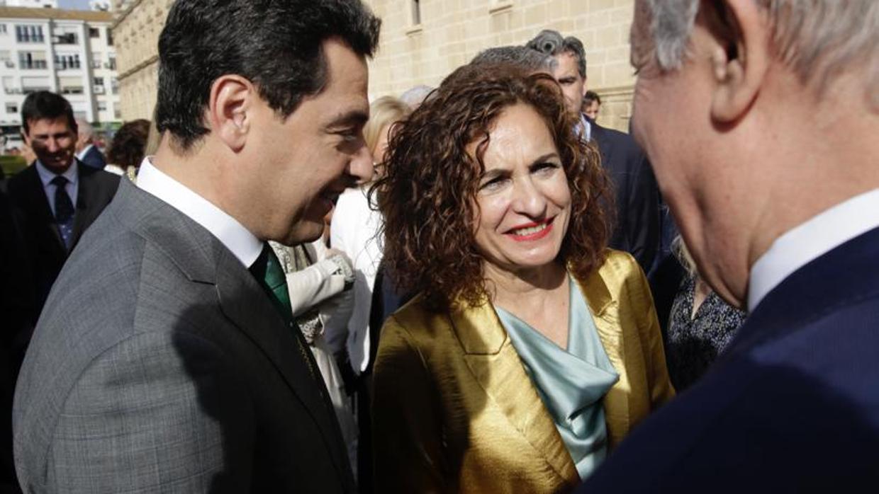 Juanma Moreno, presidente de la Junta, junto a María Jesús Montero, ministra de Hacienda, este viernes en el Hospital de las Cinco Llagas durante la celebración del Día de Andalucía