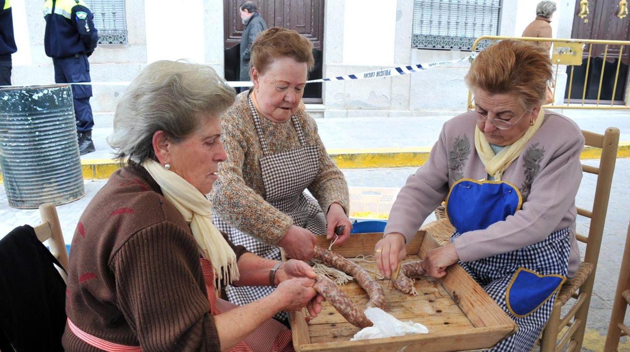 Varias mujeres preparan emburidos tras una matanza tradicional