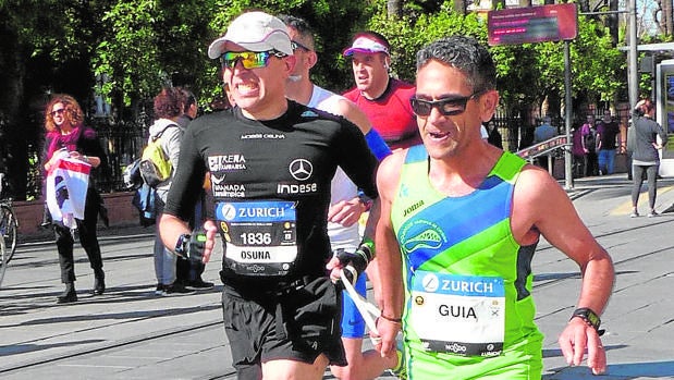 Joaquín de la Vega, el atleta de Villafranca de Córdoba que presta los ojos a los corredores ciegos