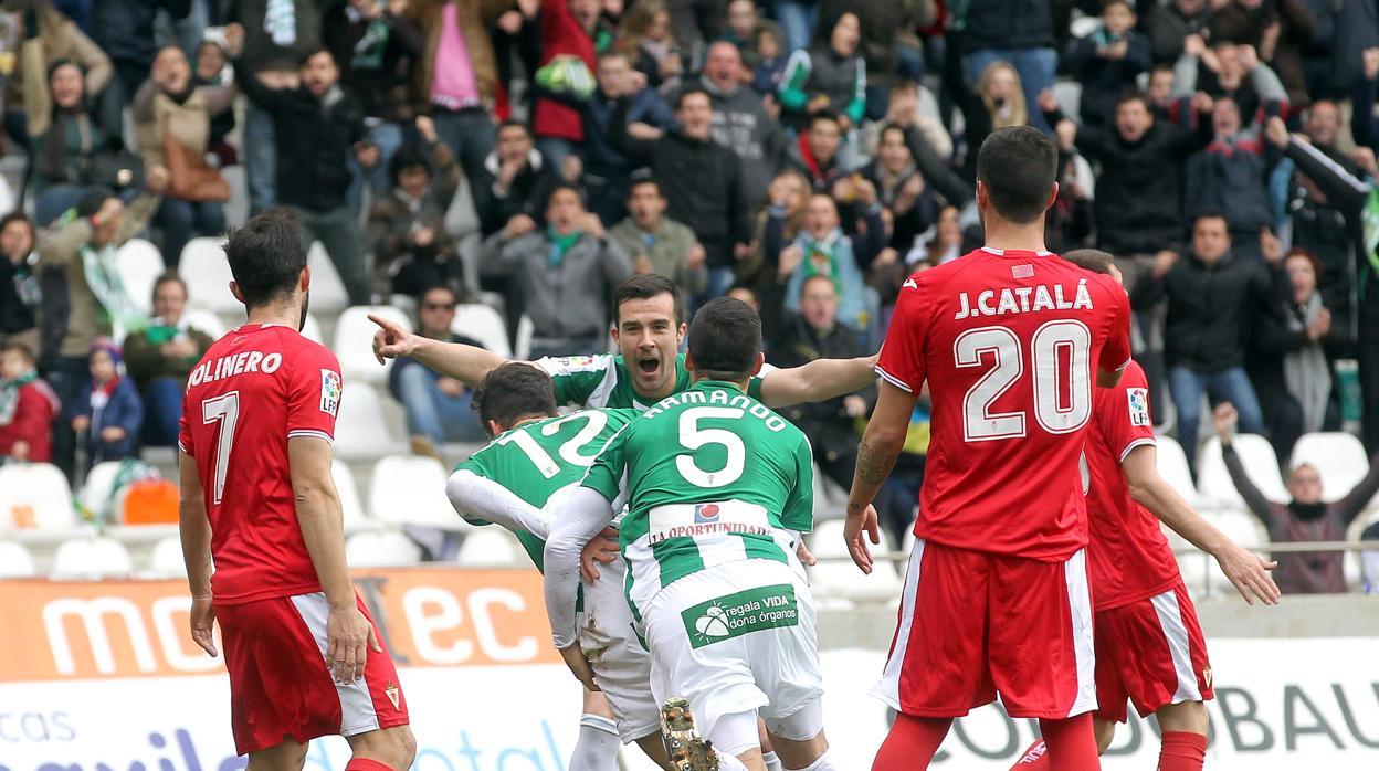 Los jugadores del Córdoba celebran un gol ante el Murcia