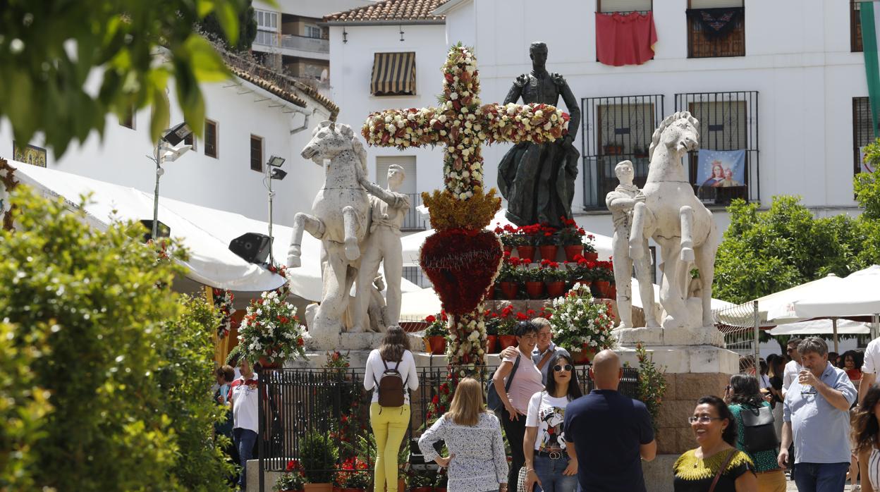 Cruz de mayo de la hermandad de Jesús Resucitado en la plaza del Conde de Priego de Córdoba