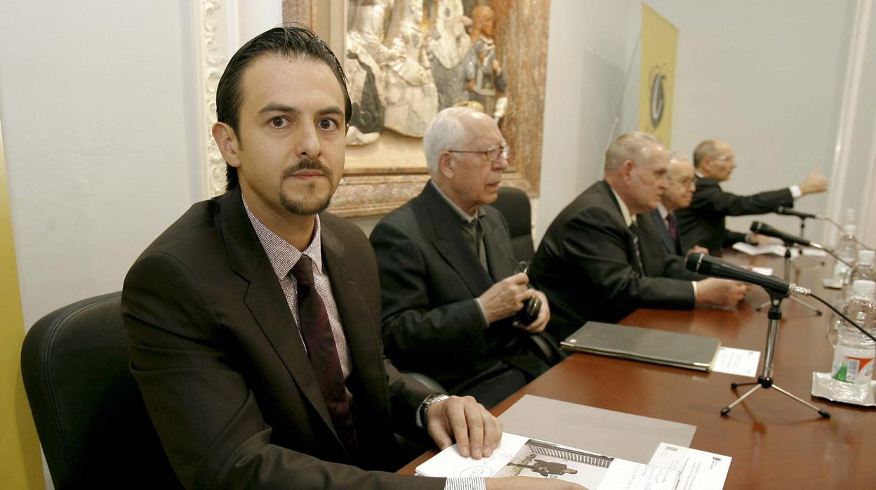 Manuel Lara Cantizani, al recibir un premio poético