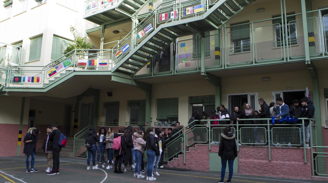 Imagen de los alumnos en el patio de un colegio