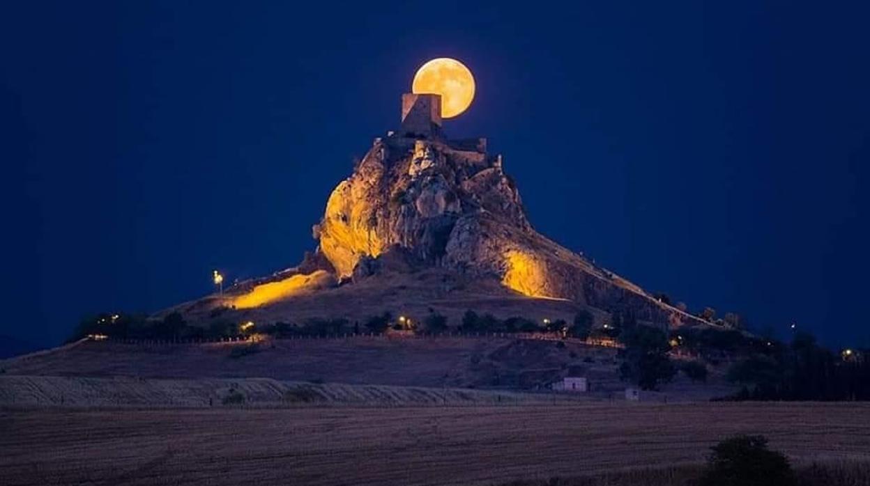 El castillo de Belmez en una noche con luna llena