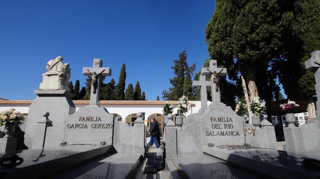 Una persona delante de dos tumbas