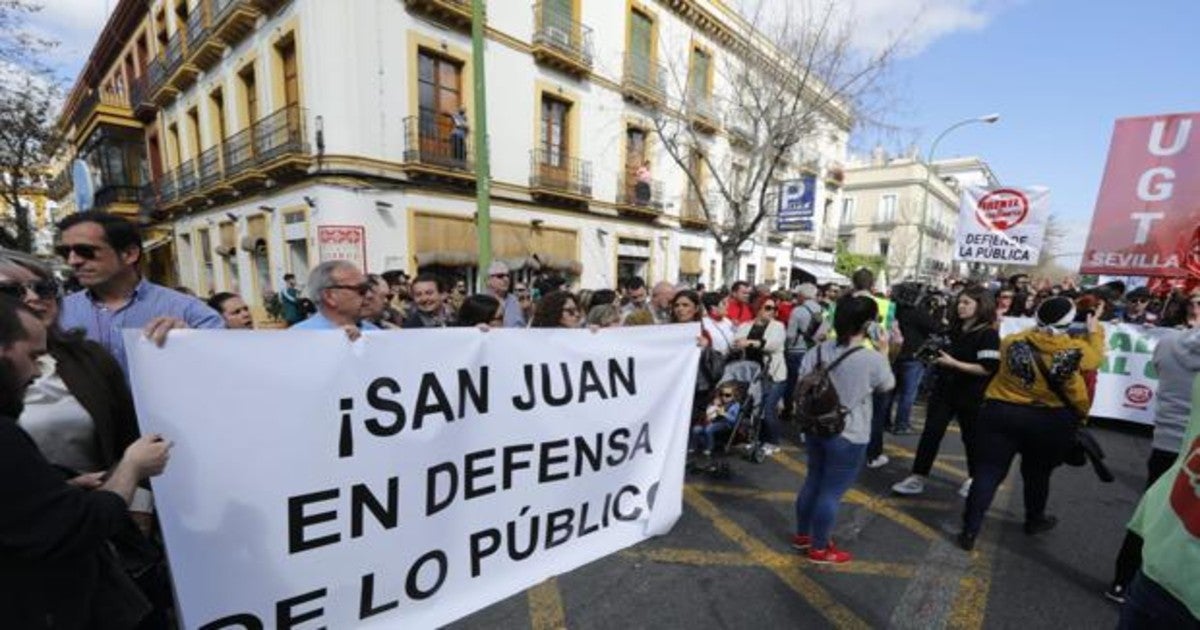 Protesta de los docentes en el centro de Sevilla