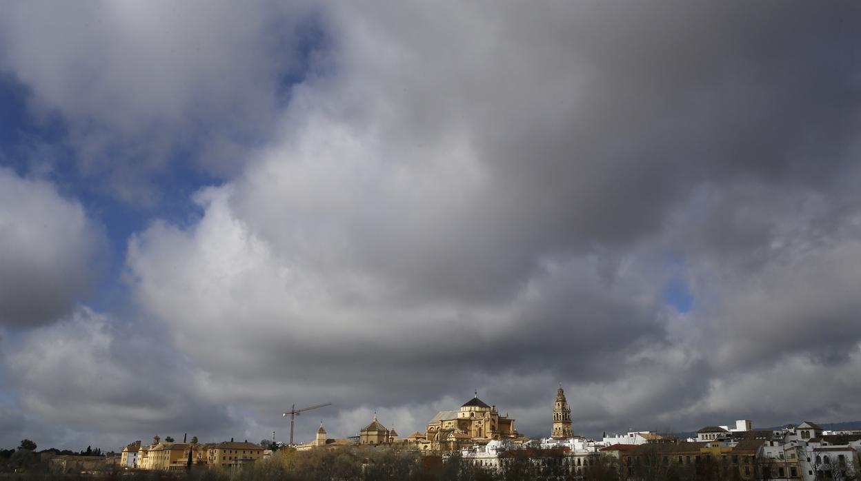 El cielo nublado sobre el casco histórico de Córdoba