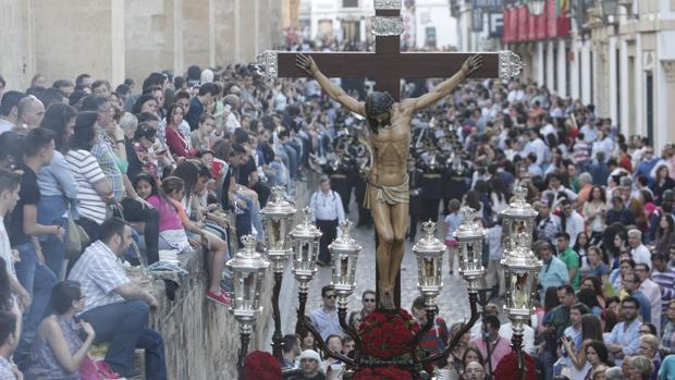 Coronavirus | La hermandad de los Dolores y la del Rescatado cambian sus besapiés por una reverencia