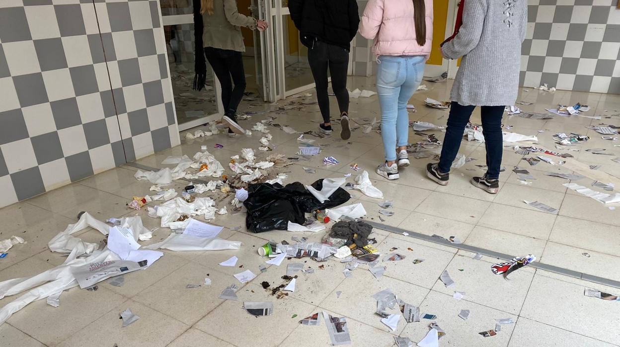 Basura acumulada en las zonas comunes de la facultad de Derecho