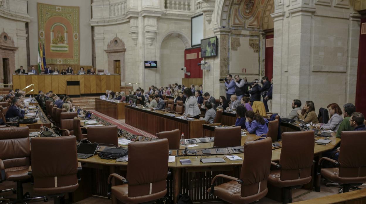 Diputados en un pleno del Parlamento andaluz