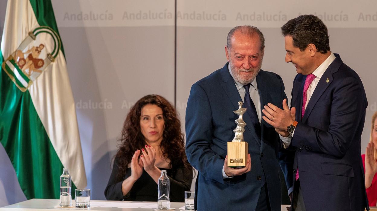 Rodríguez Villalobos, presidente de la FAMP, recibe de manos del presidente de la Junta, Juanma Moreno, el premio Meridiana