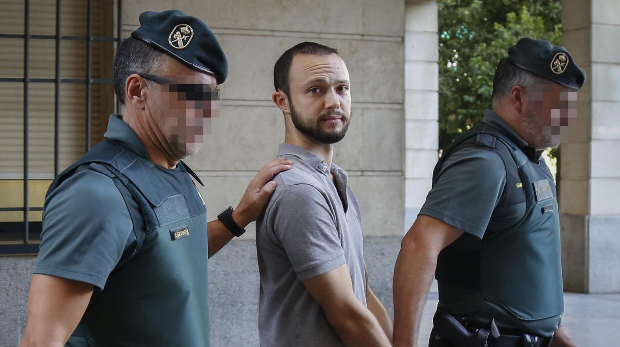 Sandro Marín (c) acusado junto a su padre de homicidio imprudente, camino del juzgado