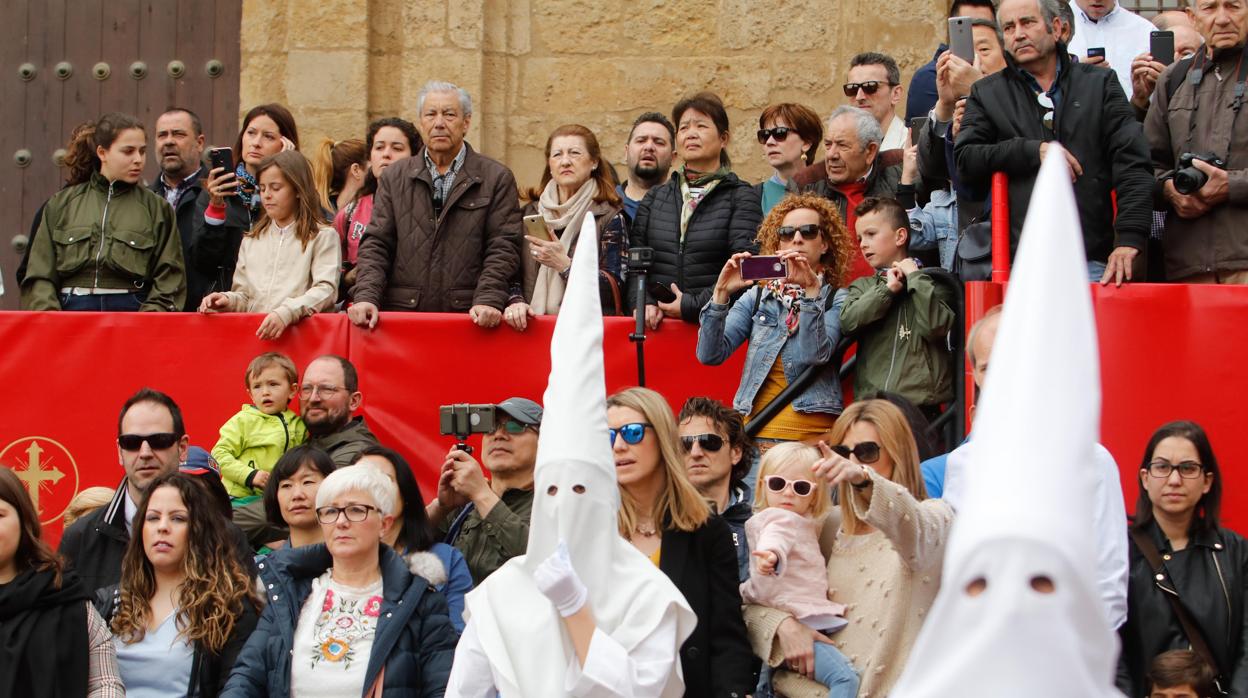 Público en la carrera oficial de la Semana Santa de Córdoba al paso de la cofradía de Jesús Resucitado