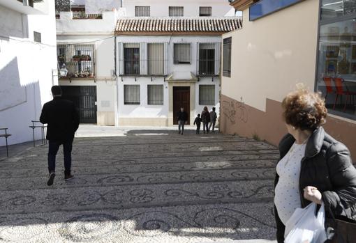 Cuesta con escalones enchinados que va desde la plaza de Colón hasta la calle Adarve de Córdoba