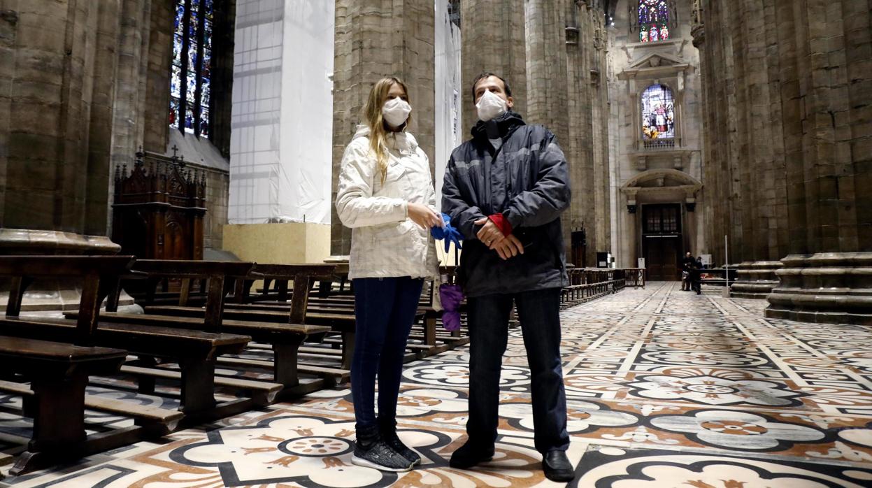 Dos visitantes con mascarillas en la Catedral de Turín