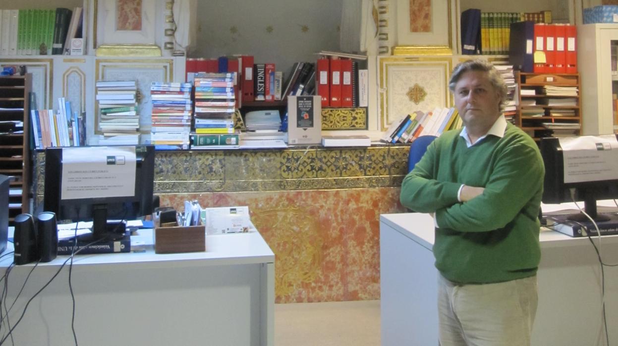 Juan Carlos Jiménez, ante el retablo mayor de la ermita del Santo Crucifijo