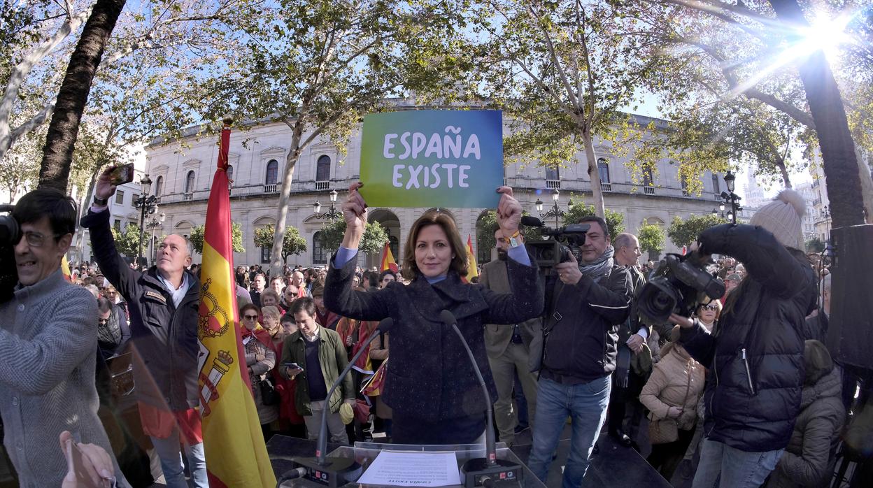 Acto donde la diputada por Sevilla lee el manifiesto España Existe delante del Ayuntamiento hispalense el pasado 12 de enero