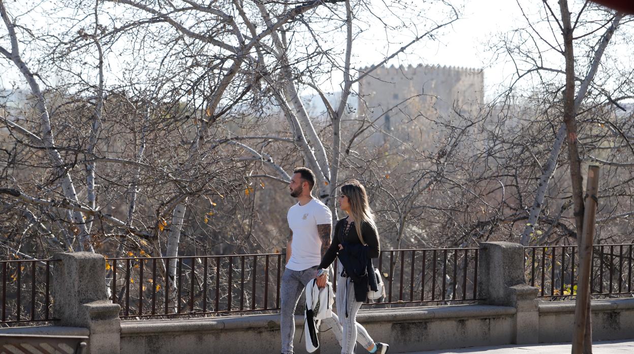 Una pareja pasea por la Ribera junto al Guadalquivir