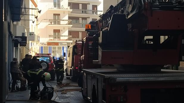 Los bomberos sofocan un incendio en un piso del Centro de Córdoba
