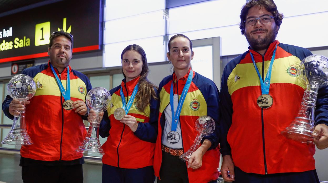 La tiradora baenense Fátima Gálvez y Alberto Fernández, a la derecha de la imagen, en Barajas hace semanas