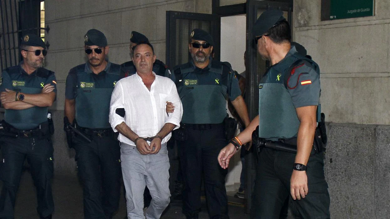 Juan Antonio Marín, esposado tras declarar en el juzgado el 26 de septiembre pasado
