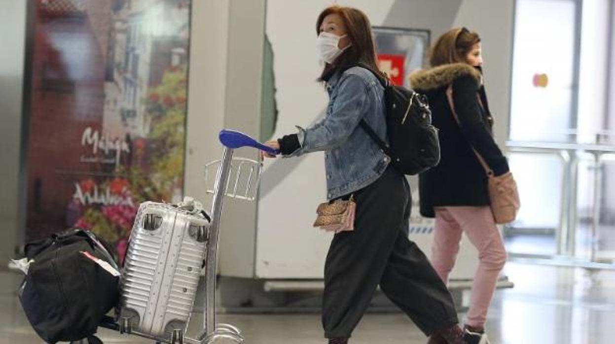 Viajera con mascarilla en el aeropuerto de Málaga