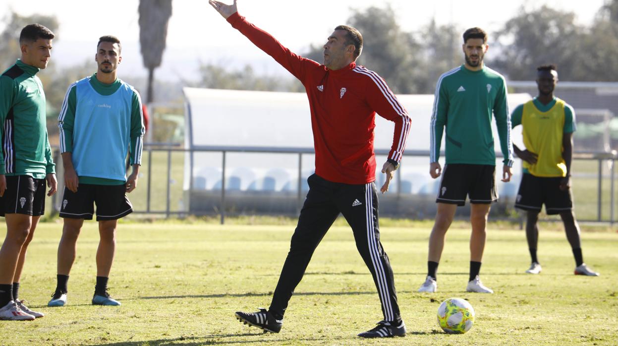 El entrenador del Córdoba, Raúl Agné, hace indicaciones en la Ciudad Deportiva