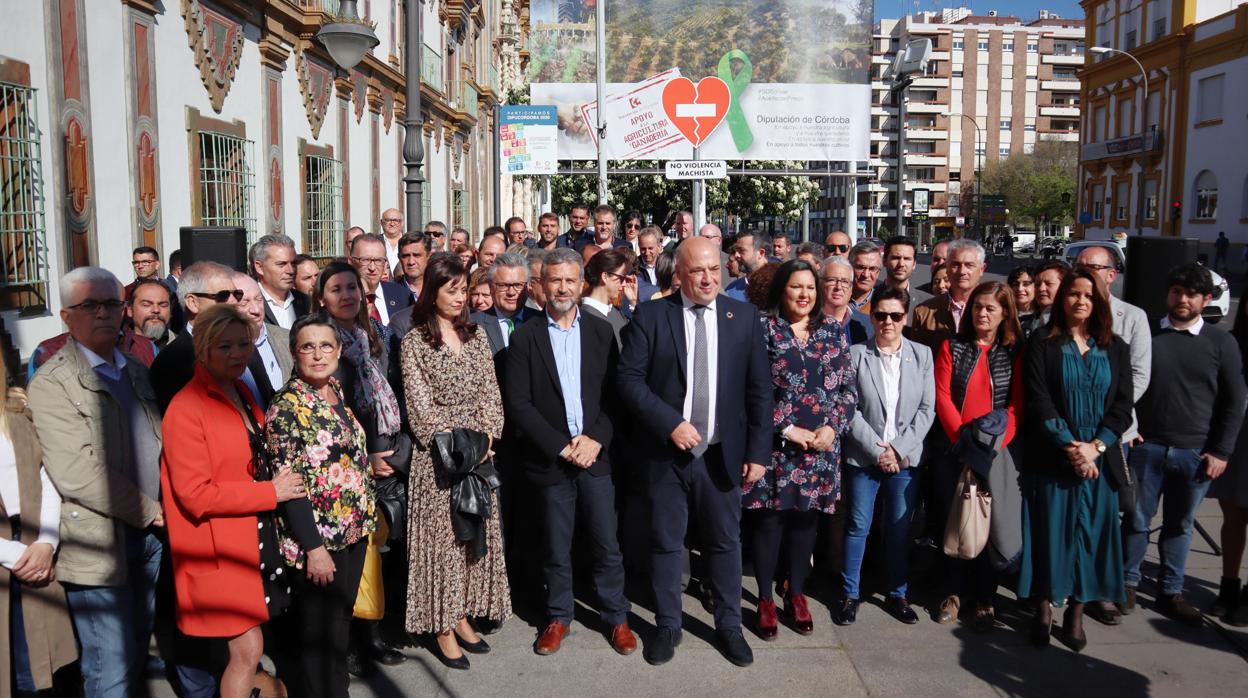 Alcaldes y miembros de la Corporación provincial tras la lectura del manifiesto de apoyo al campo